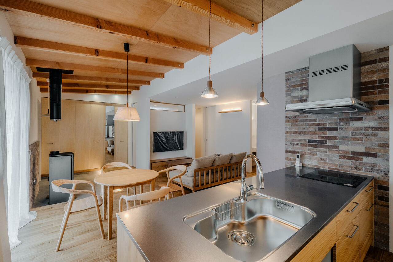 R+house 松江・鳥取・米子・倉敷北 【薪ストーブのある平屋】勾配天井と大きな窓／平屋約22坪の建築実例画像4