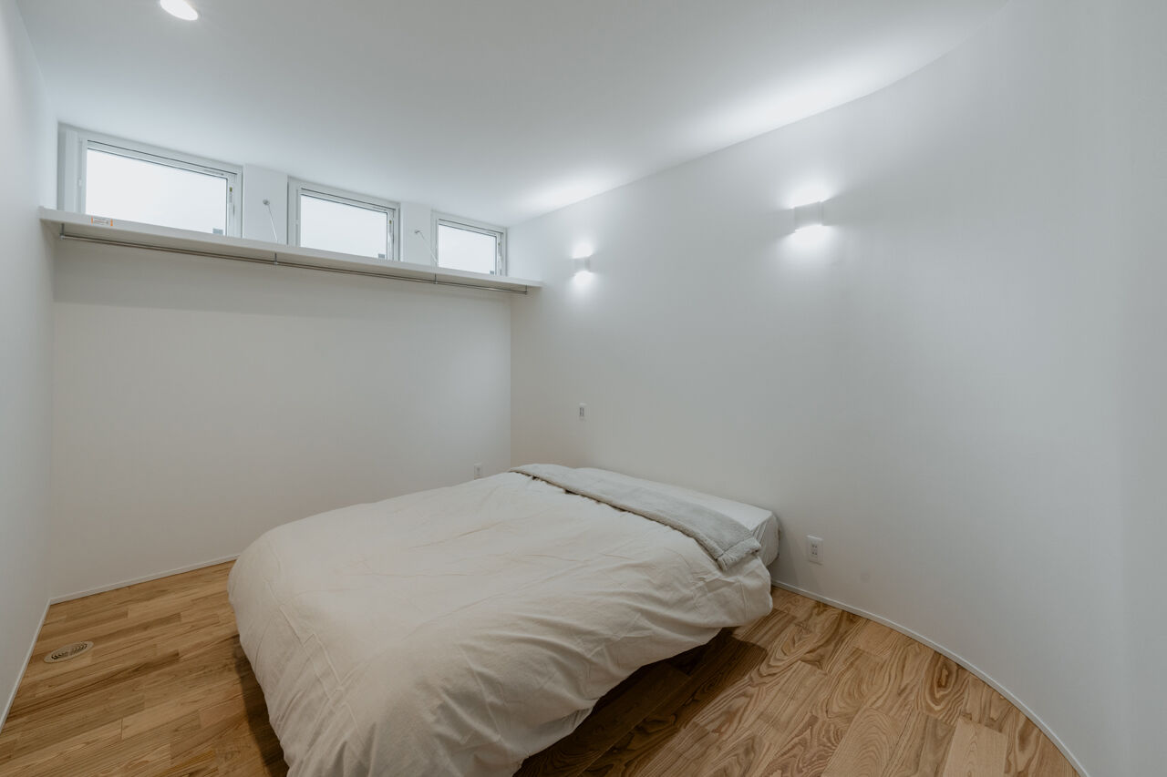 R+house 松江・鳥取・米子・倉敷北 【薪ストーブのある平屋】勾配天井と大きな窓／平屋約22坪の建築実例画像8