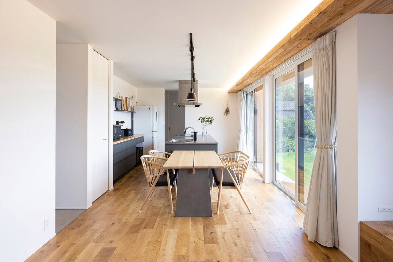 R+house 松江・鳥取・米子・倉敷北 【開放感のある高台の平屋】開放感のあるLDKとアイランドキッチン／平屋約30坪の建築実例画像2