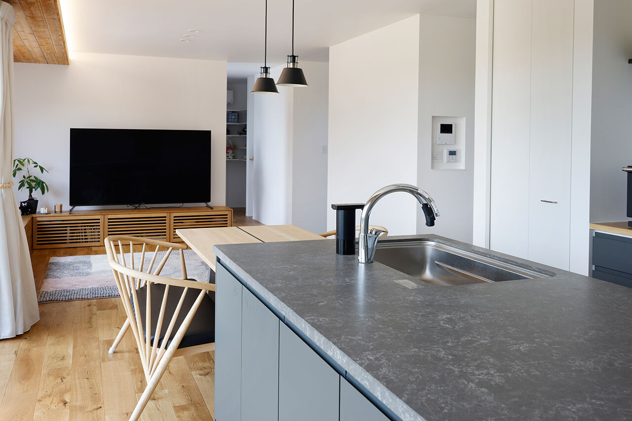 R+house 松江・鳥取・米子・倉敷北 【開放感のある高台の平屋】開放感のあるLDKとアイランドキッチン／平屋約30坪の建築実例画像3