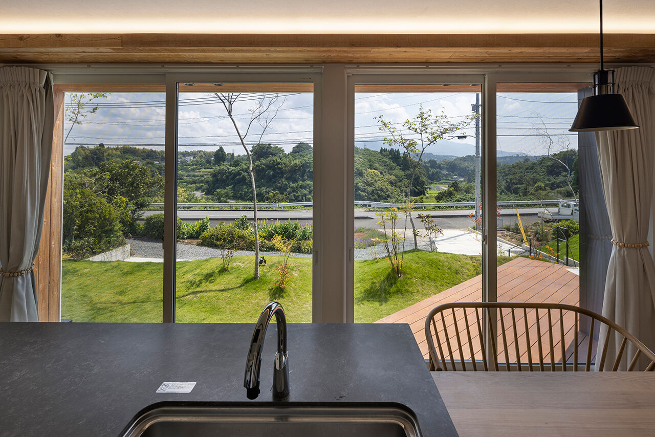 R+house 松江・鳥取・米子・倉敷北 【開放感のある高台の平屋】開放感のあるLDKとアイランドキッチン／平屋約30坪の建築実例画像4