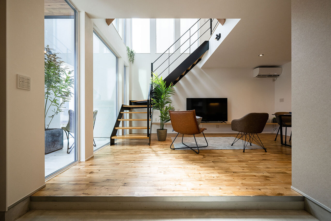 R+house 松江・鳥取・米子・倉敷北 【街なかに佇む白いハコ】内側に隠されたパティオから、家中に光が差し込む/2階建て約29坪の建築実例画像2