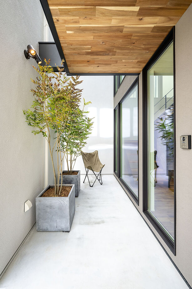 R+house 松江・鳥取・米子・倉敷北 【街なかに佇む白いハコ】内側に隠されたパティオから、家中に光が差し込む/2階建て約29坪の建築実例画像9