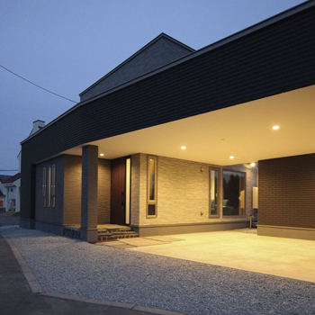 ロゴスホーム 【2000万円台/約40坪】ビルトインカーポートの外観　クラシカルな雰囲気の住空間の建築実例画像1