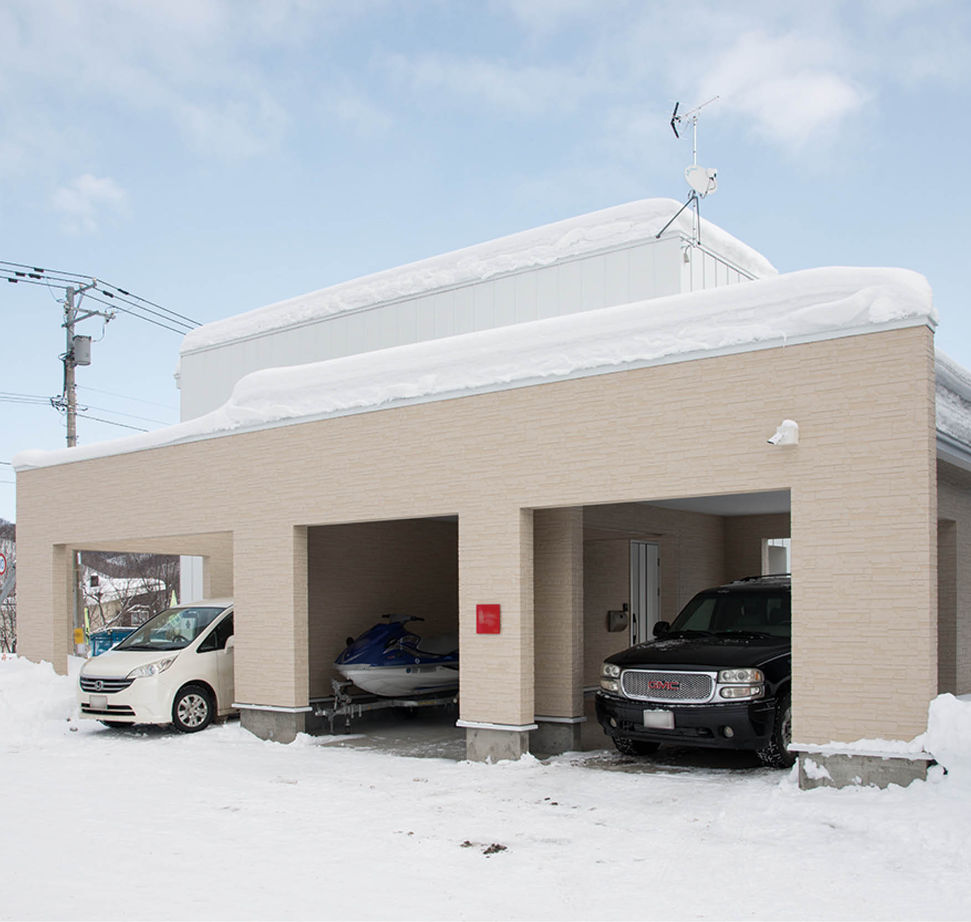 ロゴスホーム 【札幌市/2000万円台/ビルトインガレージ】ビルトインガレージの外観　設計・構造にも大満足の住まいの建築実例画像2
