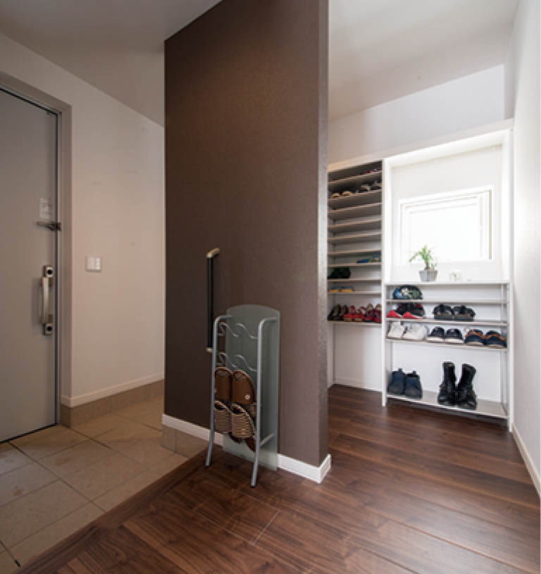 ロゴスホーム 【札幌市/2000万円台/ビルトインガレージ】ビルトインガレージの外観　設計・構造にも大満足の住まいの建築実例画像4