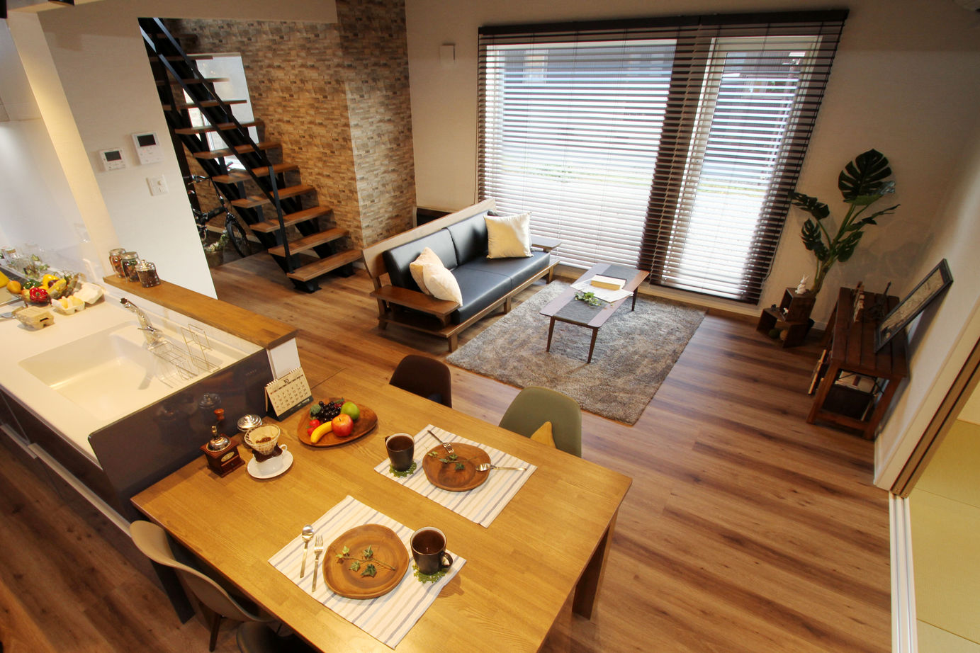 ロゴスホーム 【2000万円台/間取図/カーポート】木のぬくもりがモダンな家の建築実例画像1