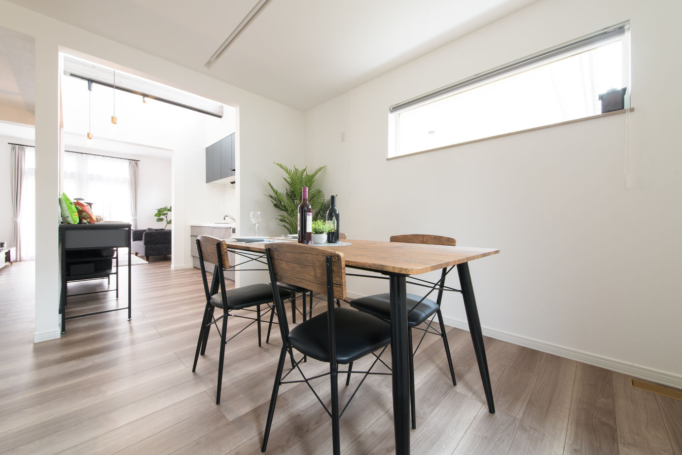 ロゴスホーム 【釧路市/室内窓/吹抜け】家族それぞれ「個」の時間を大事にするアーバンスタイルな暮らしの建築実例画像4