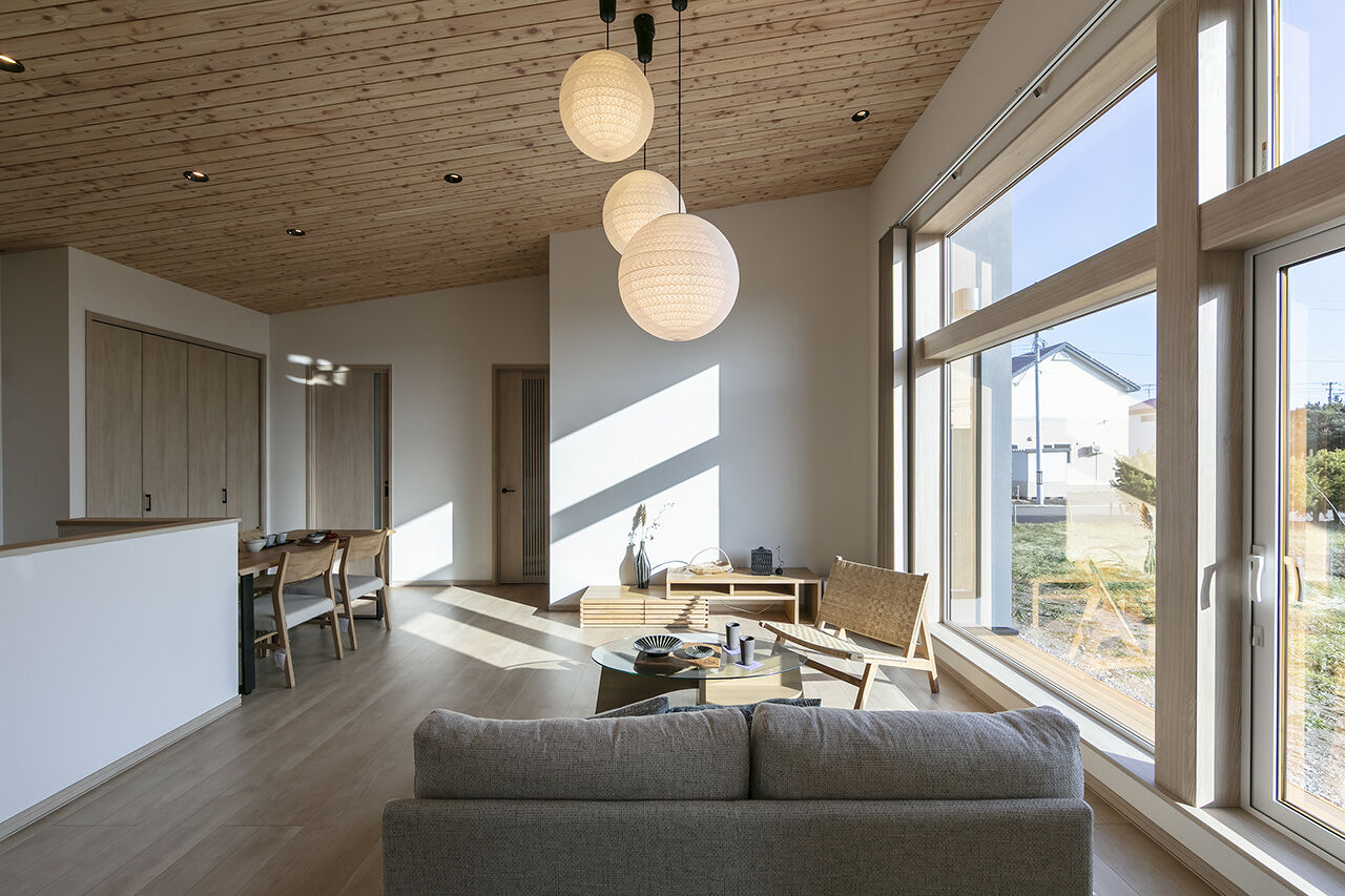 ロゴスホーム 【北海道/帯広市/平屋/勾配天井】自然美と回遊動線が魅力のナチュラルモダンな平屋の建築実例画像2