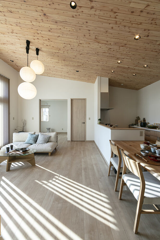 ロゴスホーム 【北海道/帯広市/平屋/勾配天井】自然美と回遊動線が魅力のナチュラルモダンな平屋の建築実例画像3