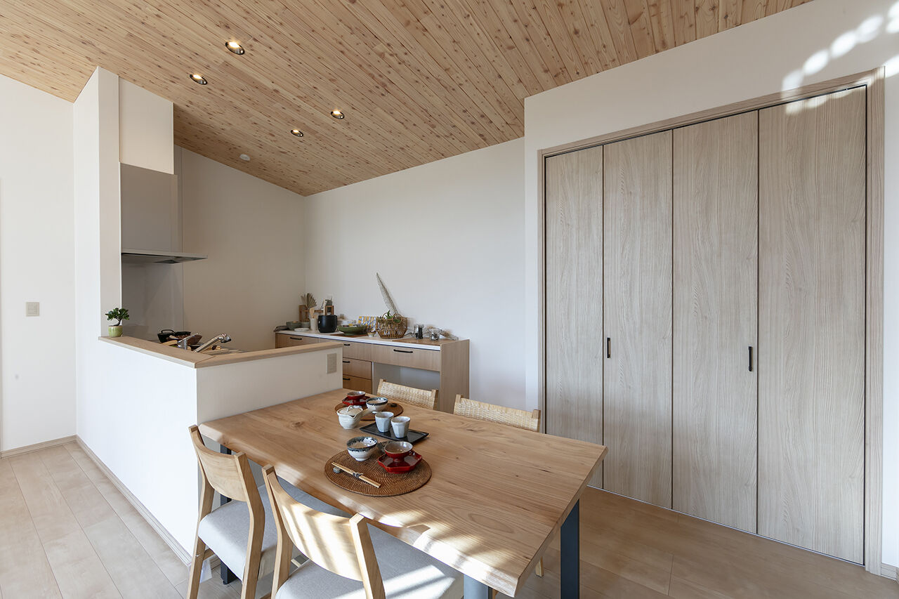 ロゴスホーム 【北海道/帯広市/平屋/勾配天井】自然美と回遊動線が魅力のナチュラルモダンな平屋の建築実例画像4