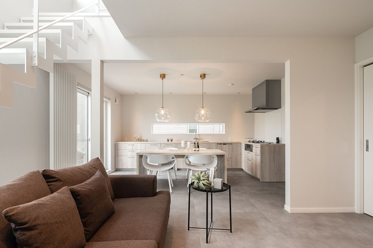 ロゴスホーム 【北海道/函館市/吹抜け/スケルトン階段】ゆったりとした時間を紡ぐ、光あふれる白い家の建築実例画像2