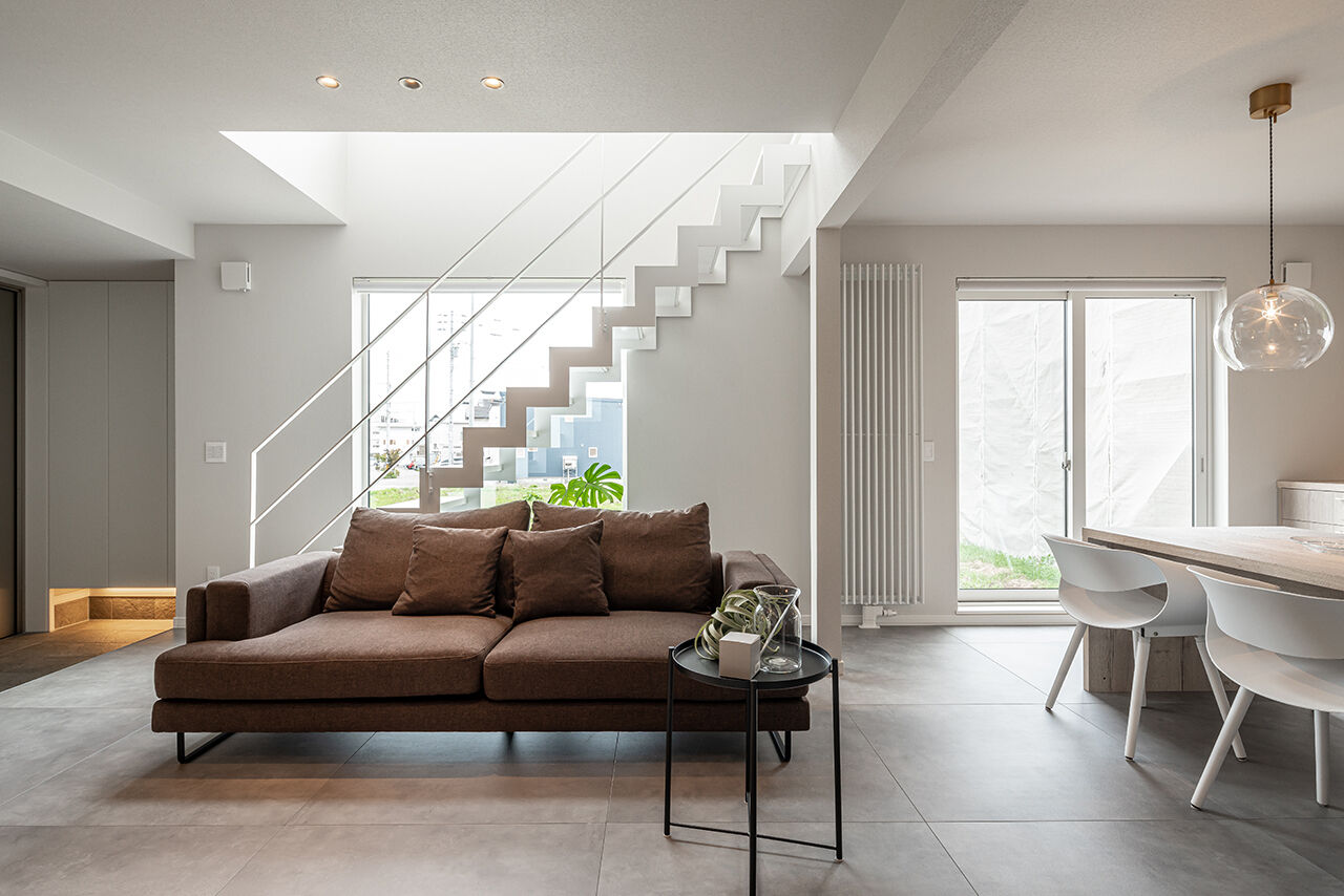 ロゴスホーム 【北海道/函館市/吹抜け/スケルトン階段】ゆったりとした時間を紡ぐ、光あふれる白い家の建築実例画像3