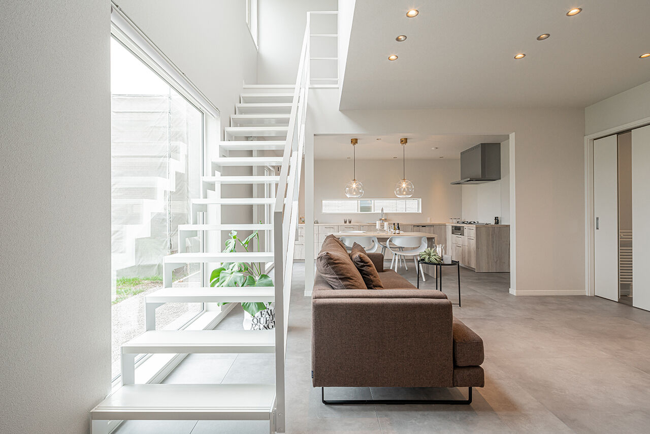 ロゴスホーム 【北海道/函館市/吹抜け/スケルトン階段】ゆったりとした時間を紡ぐ、光あふれる白い家の建築実例画像8