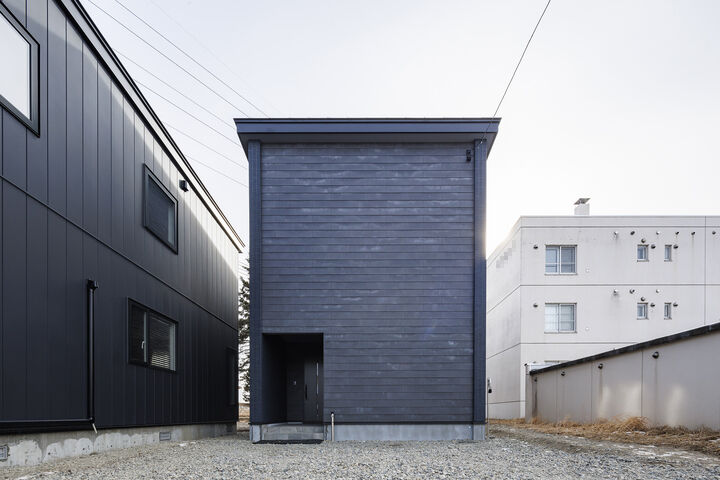 ロゴスホーム 【北海道/帯広市/スケルトン階段】ブラック×石目のホテルライクな暮らしの建築実例画像2