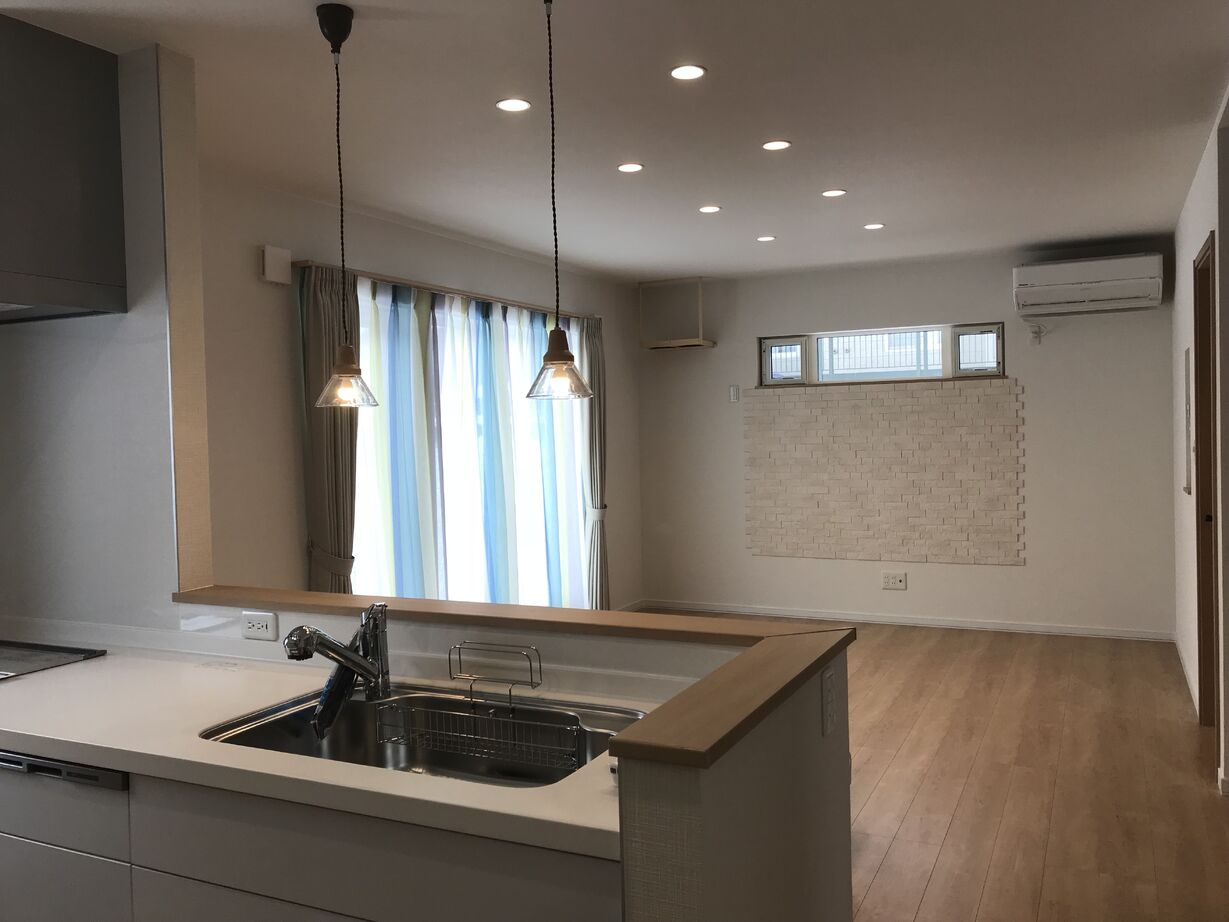 ロゴスホーム [４LDK/約35坪]温かみのあるナチュラルテイストのお家。タイルや照明など、細部にこだわりが詰まっていますの建築実例画像1