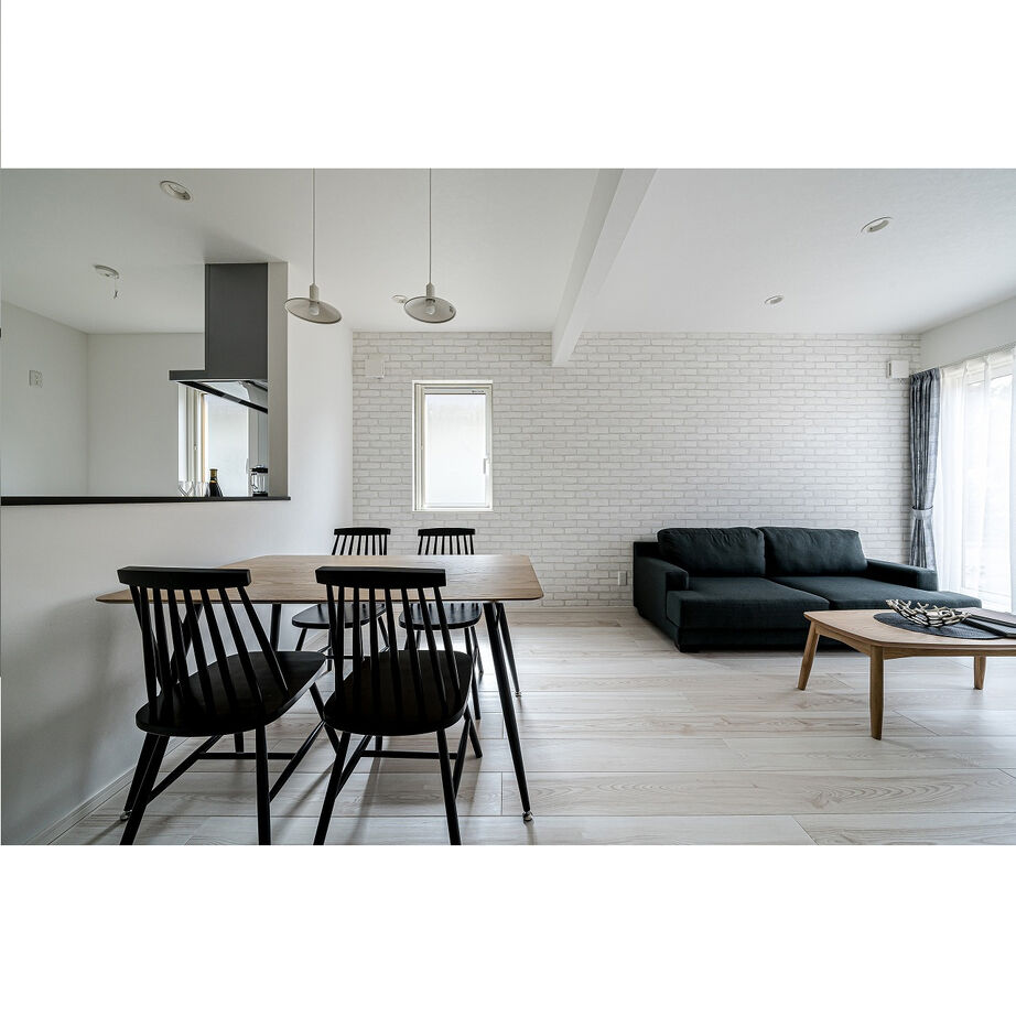 ロゴスホーム 【間取図約30坪】南向きの開放的なリビングで奥の洋室がおしゃれな4LDKの建築実例画像1