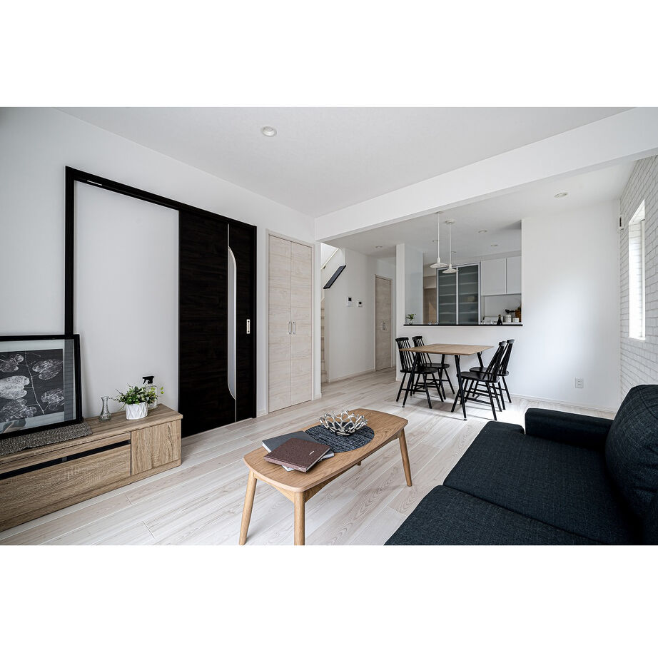 ロゴスホーム 【間取図約30坪】南向きの開放的なリビングで奥の洋室がおしゃれな4LDKの建築実例画像2