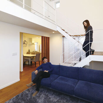 ロゴスホーム 【2000万円台｜間取図あり｜カーポート】センスが光る素敵な住まい　大きな吹抜け設計とLD分離の建築実例画像2