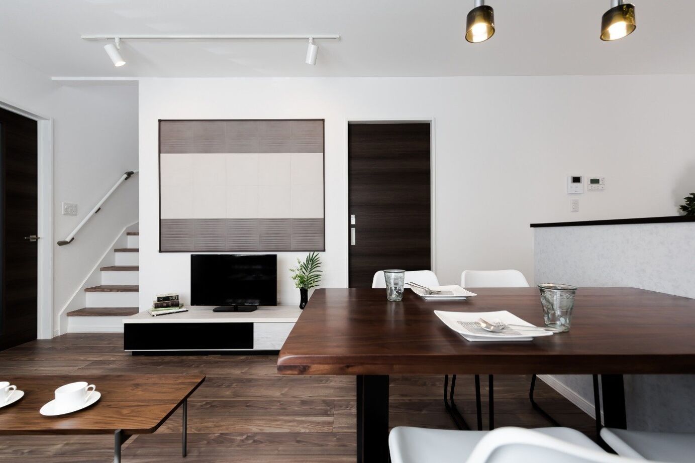 ロゴスホーム 【北海道】ダークトーンで魅せる、洗練されたLDK。光のコントラストを楽しむ家。の建築実例画像2