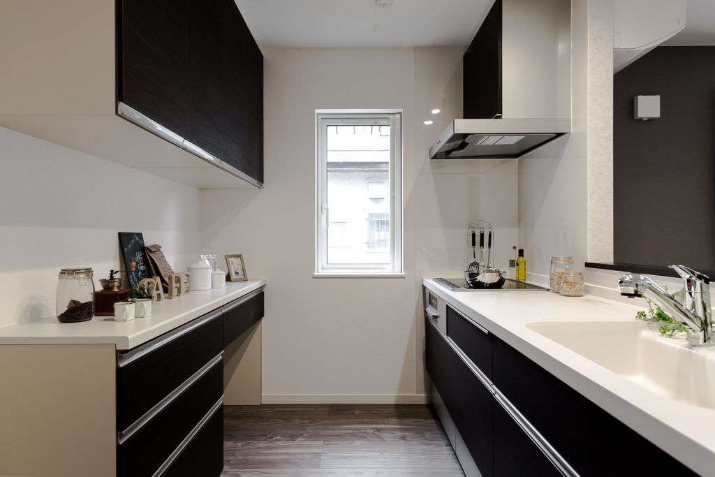 ロゴスホーム 【北海道】ダークトーンで魅せる、洗練されたLDK。光のコントラストを楽しむ家。の建築実例画像3