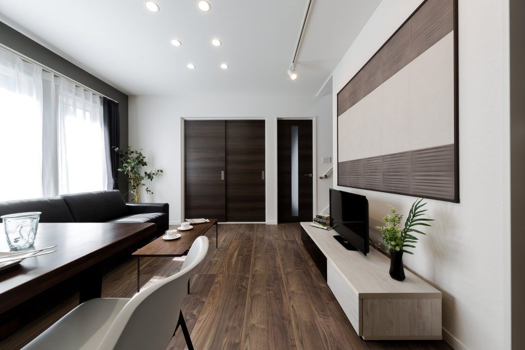 ロゴスホーム 【北海道】ダークトーンで魅せる、洗練されたLDK。光のコントラストを楽しむ家。の建築実例画像4