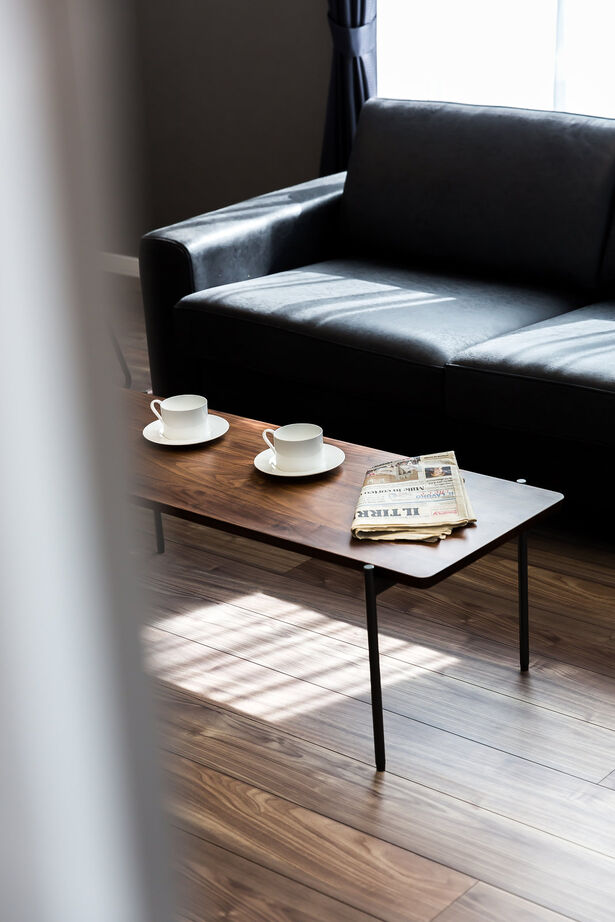 ロゴスホーム 【北海道】ダークトーンで魅せる、洗練されたLDK。光のコントラストを楽しむ家。の建築実例画像5