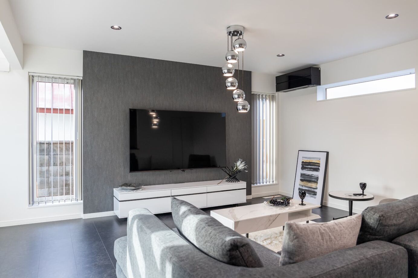 ロゴスホーム 【帯広市】モノトーンが織りなす洗練空間。光と影が魅せる大人の住まい。の建築実例画像2