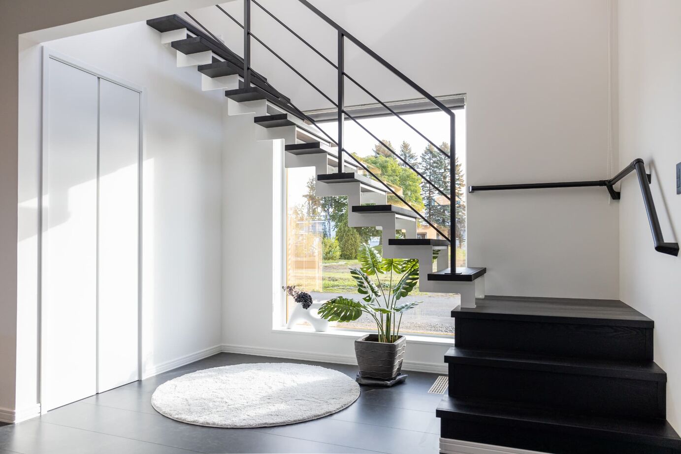 ロゴスホーム 【帯広市】モノトーンが織りなす洗練空間。光と影が魅せる大人の住まい。の建築実例画像3