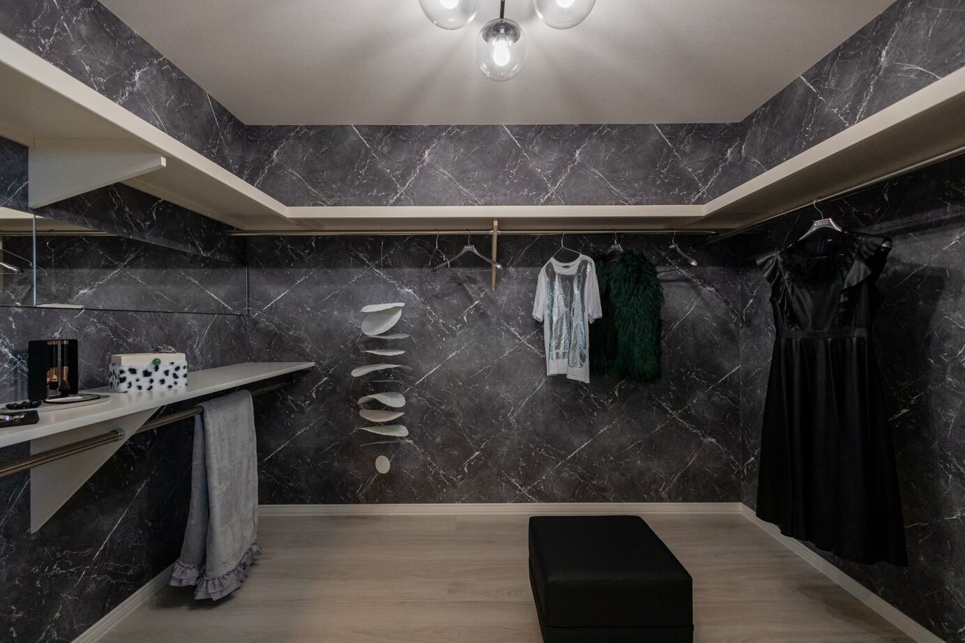 ロゴスホーム 【帯広市】モノトーンが織りなす洗練空間。光と影が魅せる大人の住まい。の建築実例画像4