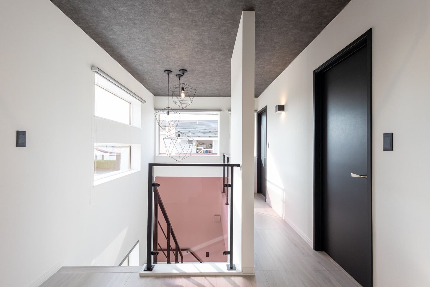 ロゴスホーム 【帯広市】モノトーンが織りなす洗練空間。光と影が魅せる大人の住まい。の建築実例画像5