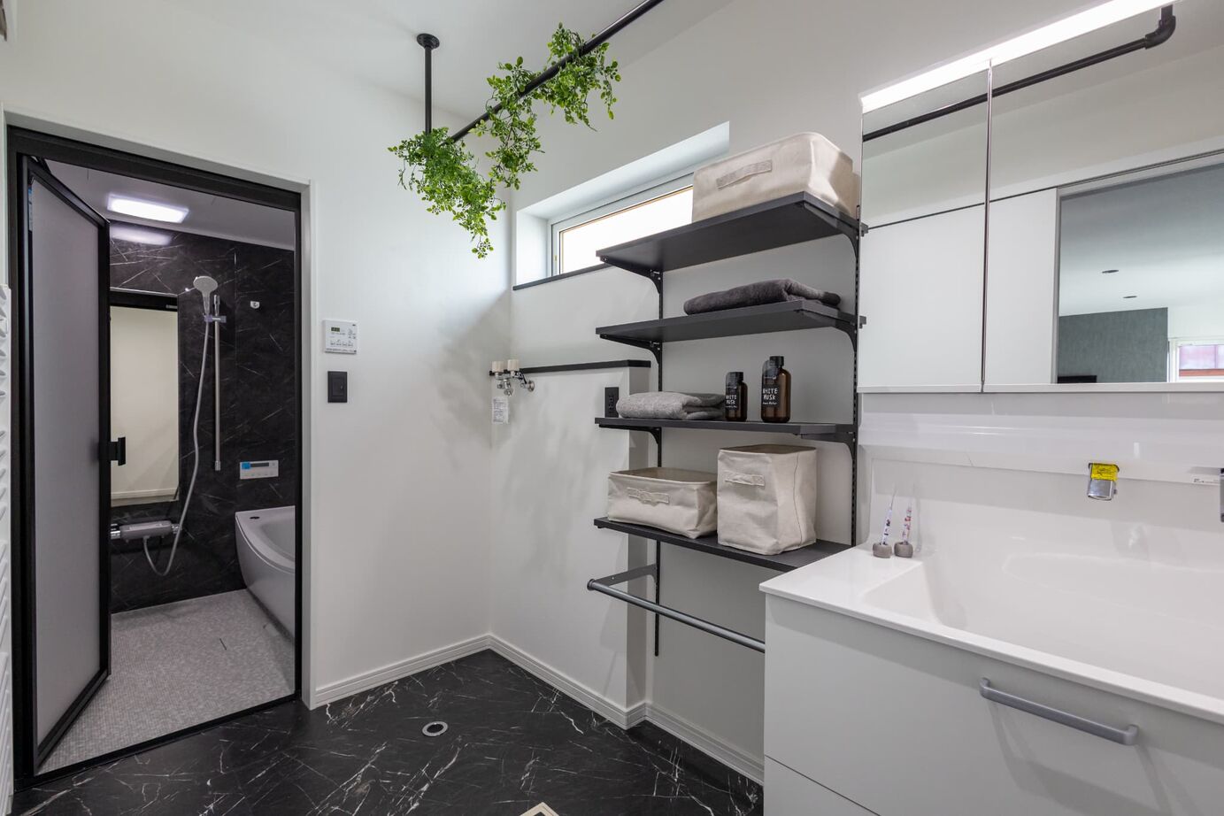 ロゴスホーム 【帯広市】モノトーンが織りなす洗練空間。光と影が魅せる大人の住まい。の建築実例画像6