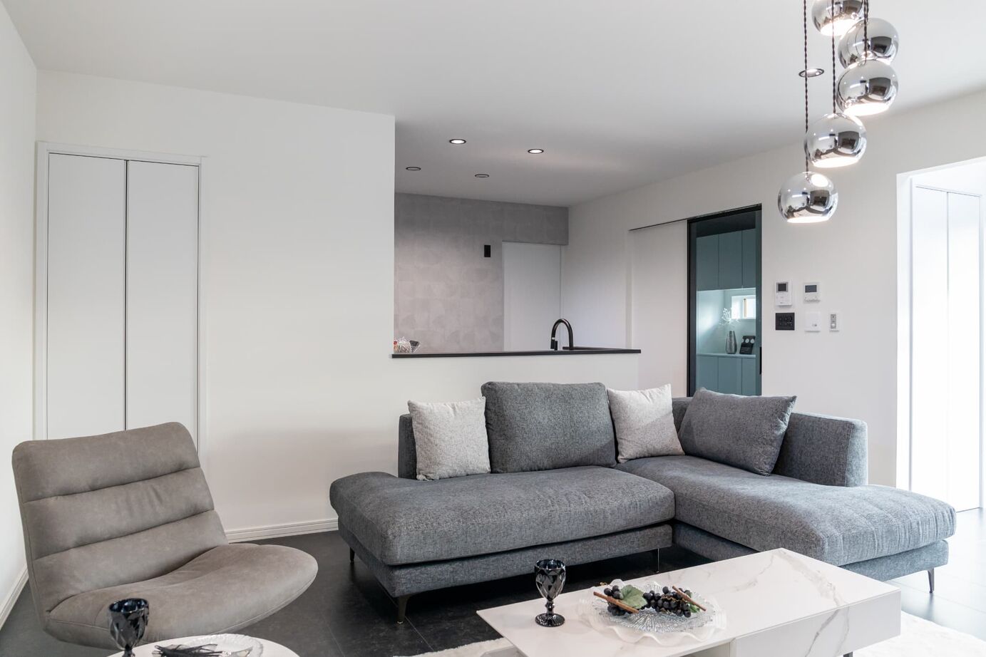 ロゴスホーム 【帯広市】モノトーンが織りなす洗練空間。光と影が魅せる大人の住まい。の建築実例画像10