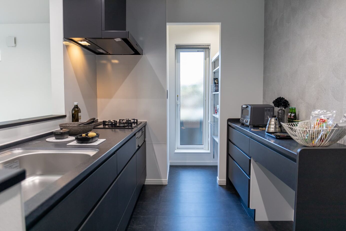 ロゴスホーム 【帯広市】モノトーンが織りなす洗練空間。光と影が魅せる大人の住まい。の建築実例画像11