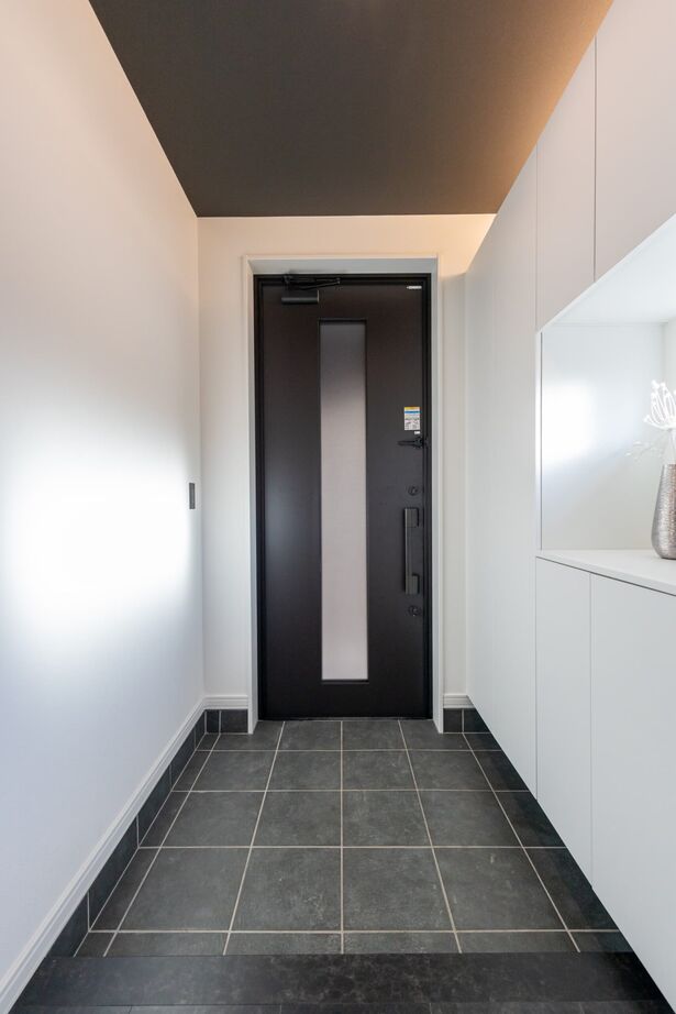 ロゴスホーム 【帯広市】モノトーンが織りなす洗練空間。光と影が魅せる大人の住まい。の建築実例画像12