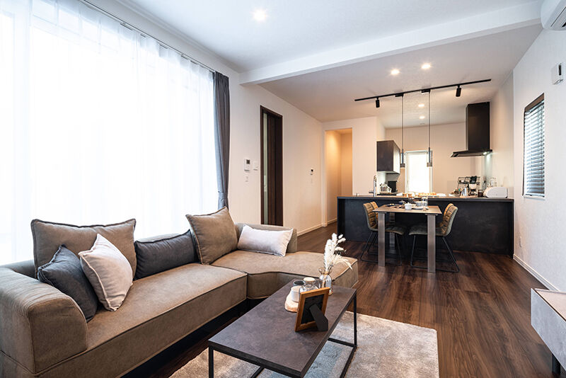 ロゴスホーム 【帯広市】L字型キッチンで家族と繋がる。会話が弾む、心地よいモダン空間。の建築実例画像1