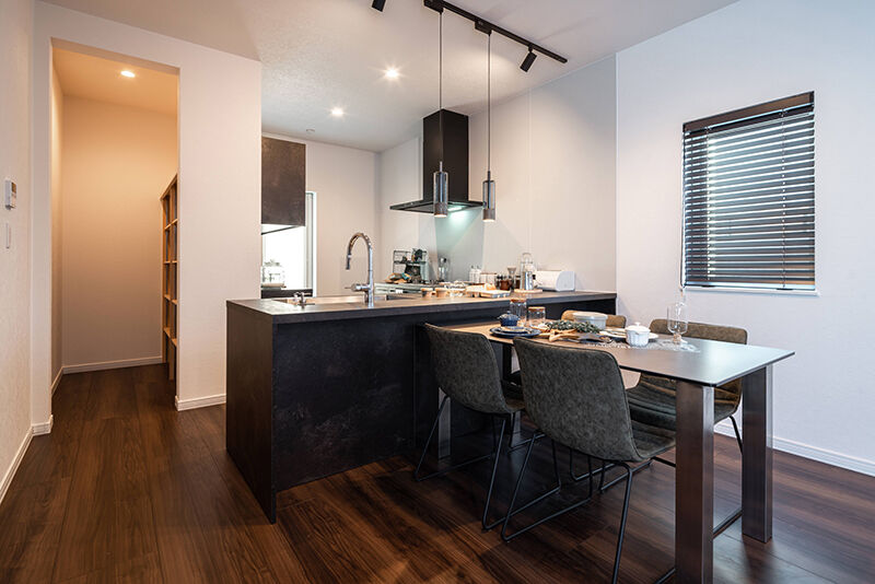 ロゴスホーム 【帯広市】L字型キッチンで家族と繋がる。会話が弾む、心地よいモダン空間。の建築実例画像2