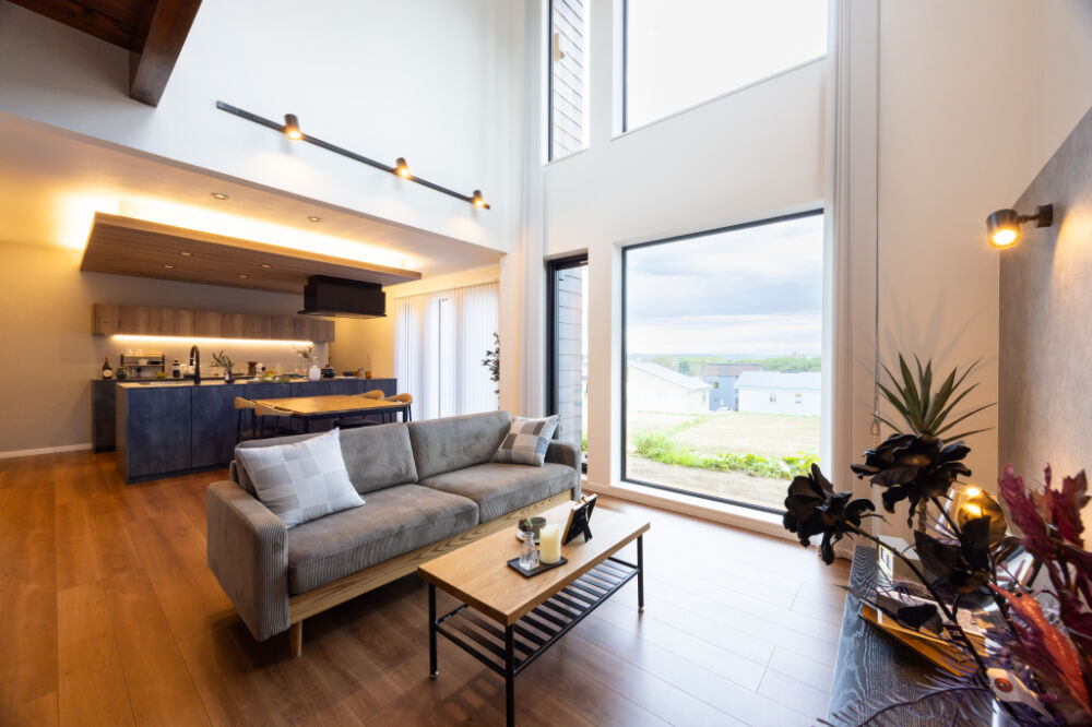 ロゴスホーム 【北海道/中標津町/ホテルライク】非日常を日常にする「吹き抜けリビング」のある家の建築実例画像