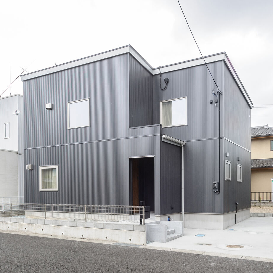 ロゴスホーム 【建物本体価格1532万円31.7坪】将来を見据えた間取りとスタイリッシュな外観が自慢の住まいの建築実例画像2