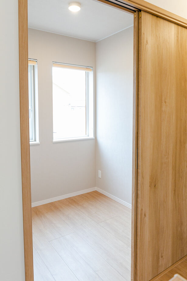 ロゴスホーム 【1000万円台｜収納充実｜お子様3人】ナチュラルテイストで家族みんながリラックスできるあたたかい空間の建築実例画像5