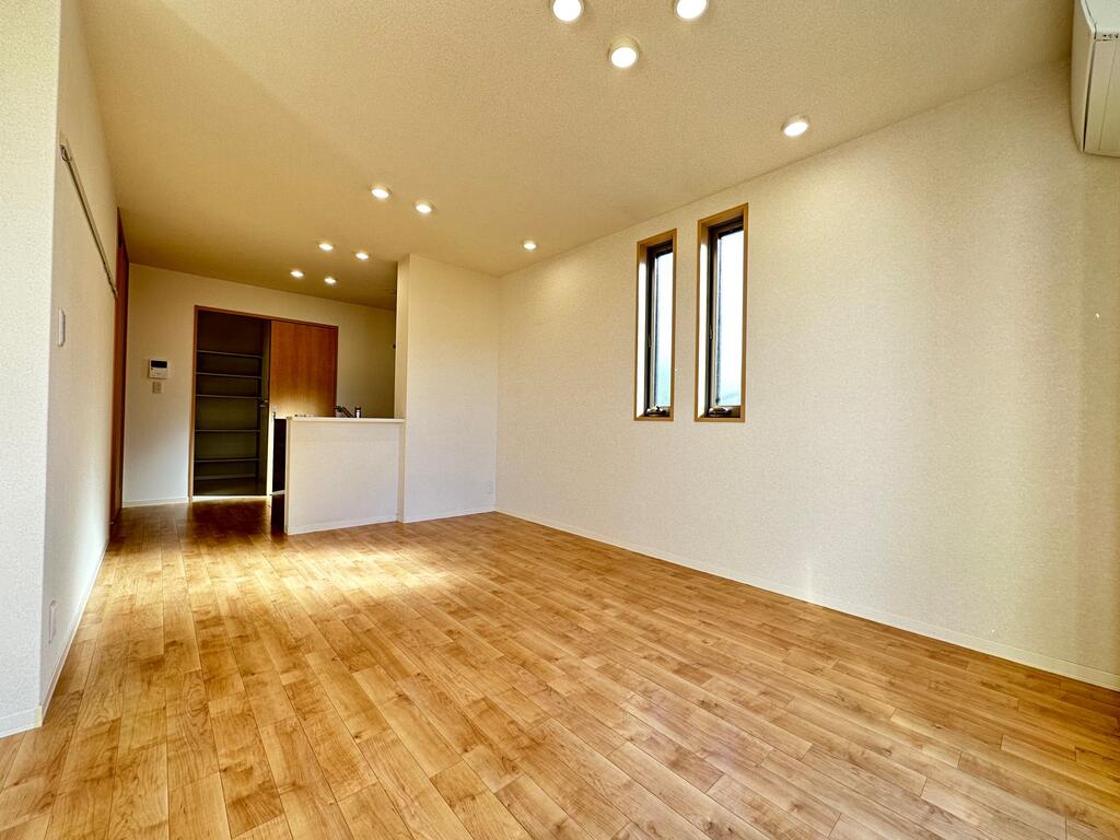 居室・リビング　角部屋で2面採光のリビング！！