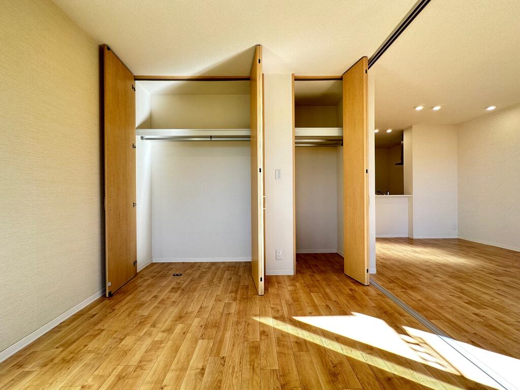 その他部屋・スペース　寝室には1間半のワイドクローゼットがあります！！