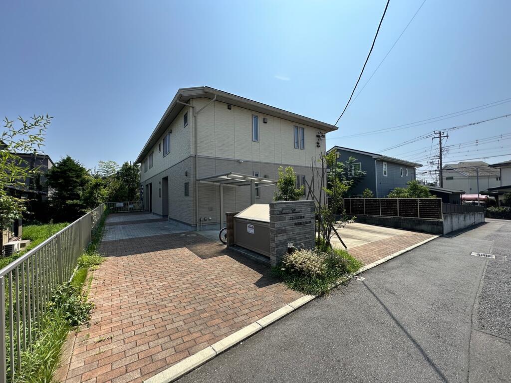 建物外観　＊奥側が3号室