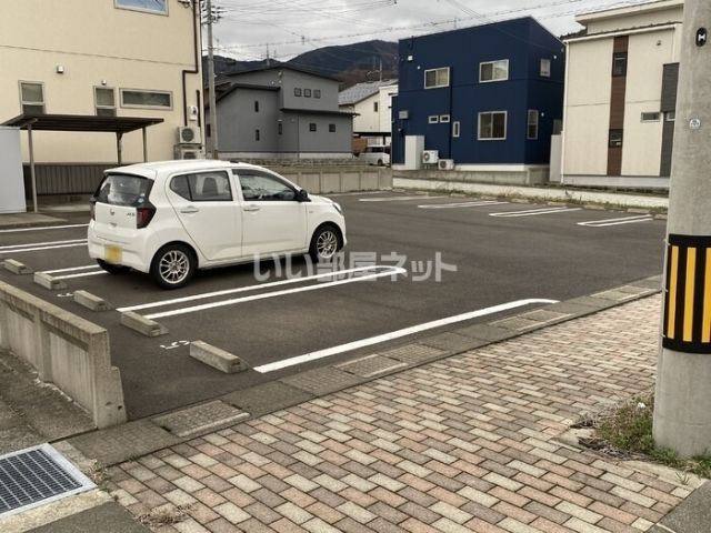 【グランペールVIの駐車場】