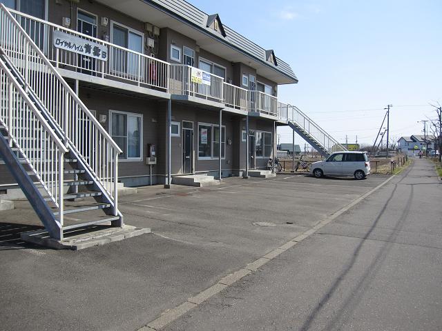 【苫小牧市青雲町のアパートの駐車場】