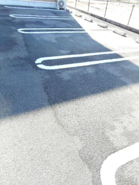 【ナイト　IIの駐車場】
