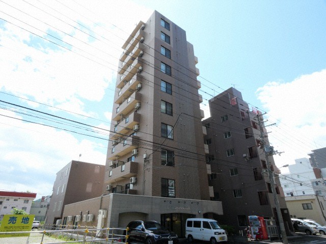 札幌市中央区南六条西のマンションの建物外観