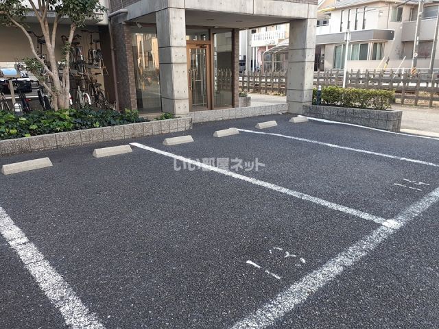 【四日市市中浜田町のマンションの駐車場】