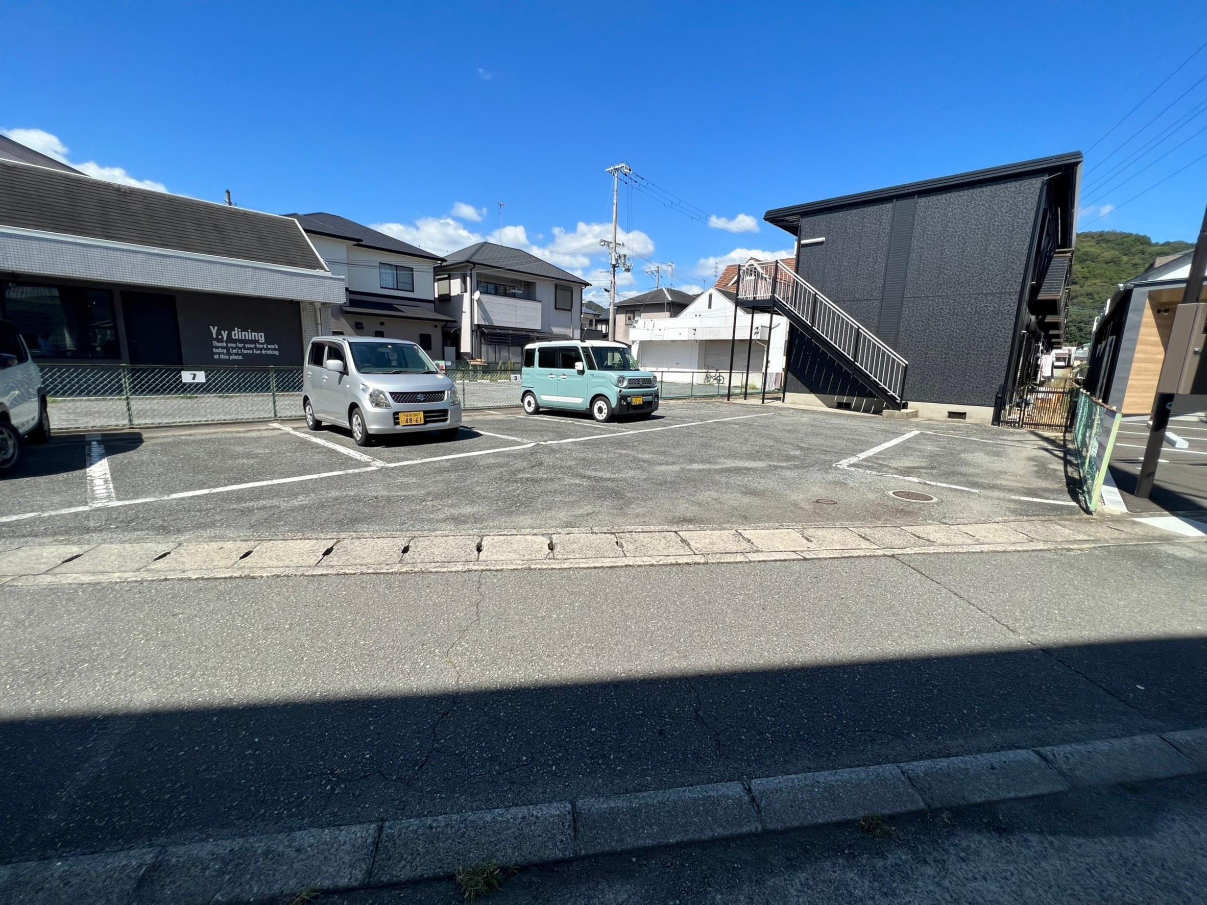 【カナロア野里駅前の駐車場】