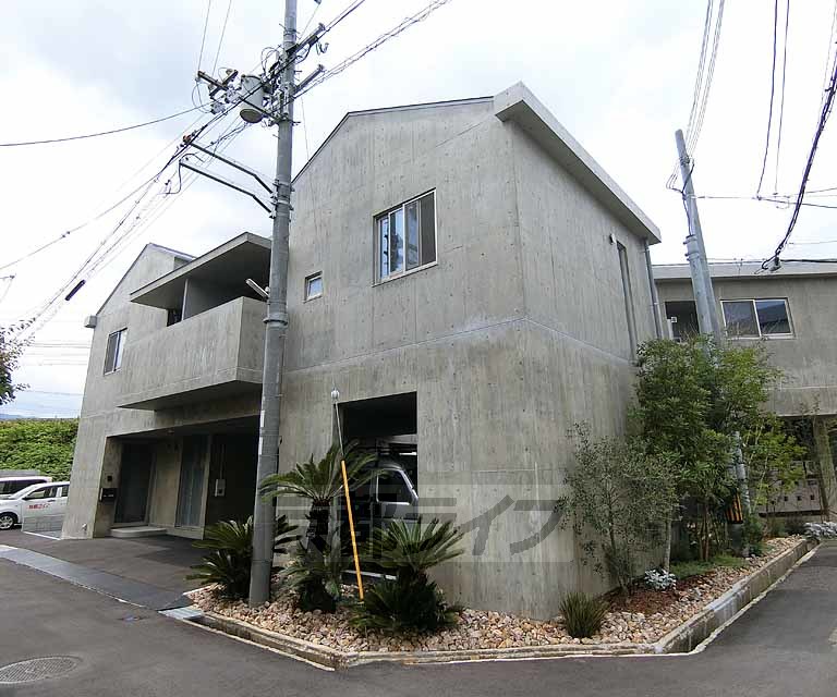 向日市上植野町のマンションの建物外観